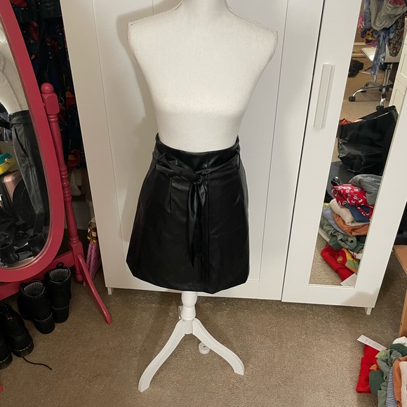 NWOT Banana Republic Tie-waist Vegan Leather Skirt in black - Picture 4 of 8